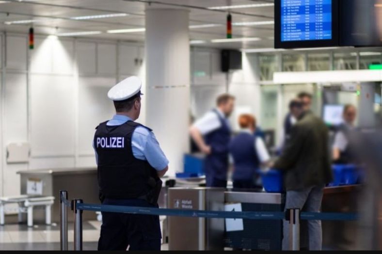 Putniku u avionu za Banjaluku policija pronašla nož