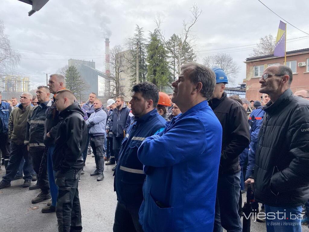 Radnici odbijaju ugasiti peći u Lukavcu, stečajni upravnik poručuje da povratka nema  