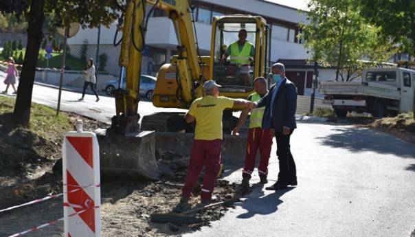 Radovi na sanaciji saobraćajnice u Ulici Nusreta Šišića Dede odvijaju se planiranom dinamikom