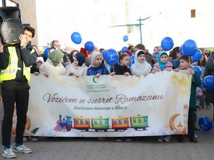 Ramazanski vozić okupio najmlađe Bišćane u svečanom defileu kroz grad
