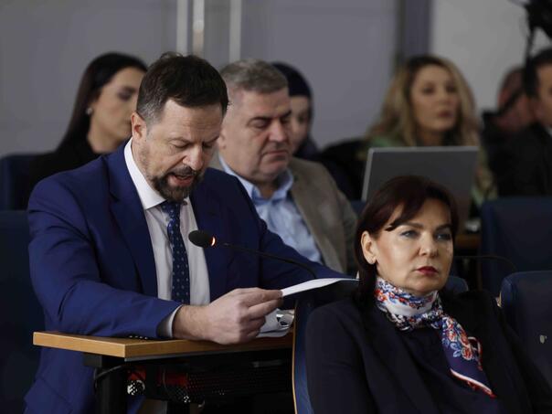 Rasprava se rasplamsala: Opozicija i vlast o ostavci Uka