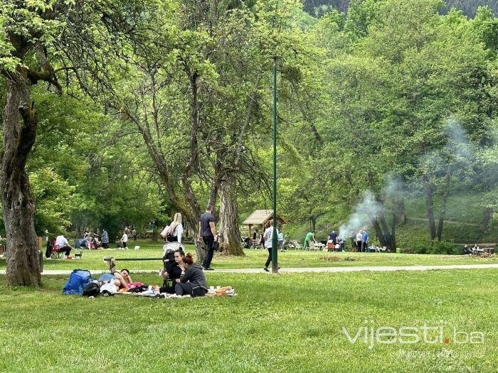 Raste opasnost od požara: Vlasti KS pozivaju na oprez u prirodi