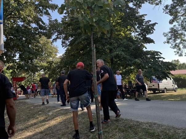 Ratni veterani izviždali Dodika, on im pokazao srednji prst