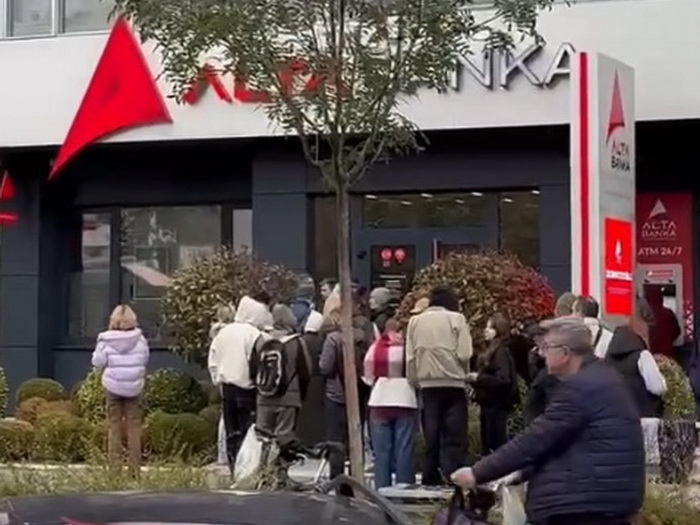 Redovi ispred Alta banke u Novom Sadu: Građani panično dižu novac