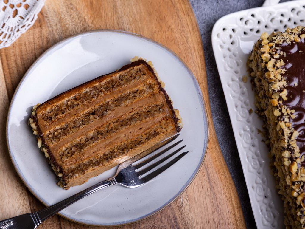Reforma torta po klasičnom receptu: Bogat fil od čokolade i kore pune oraha