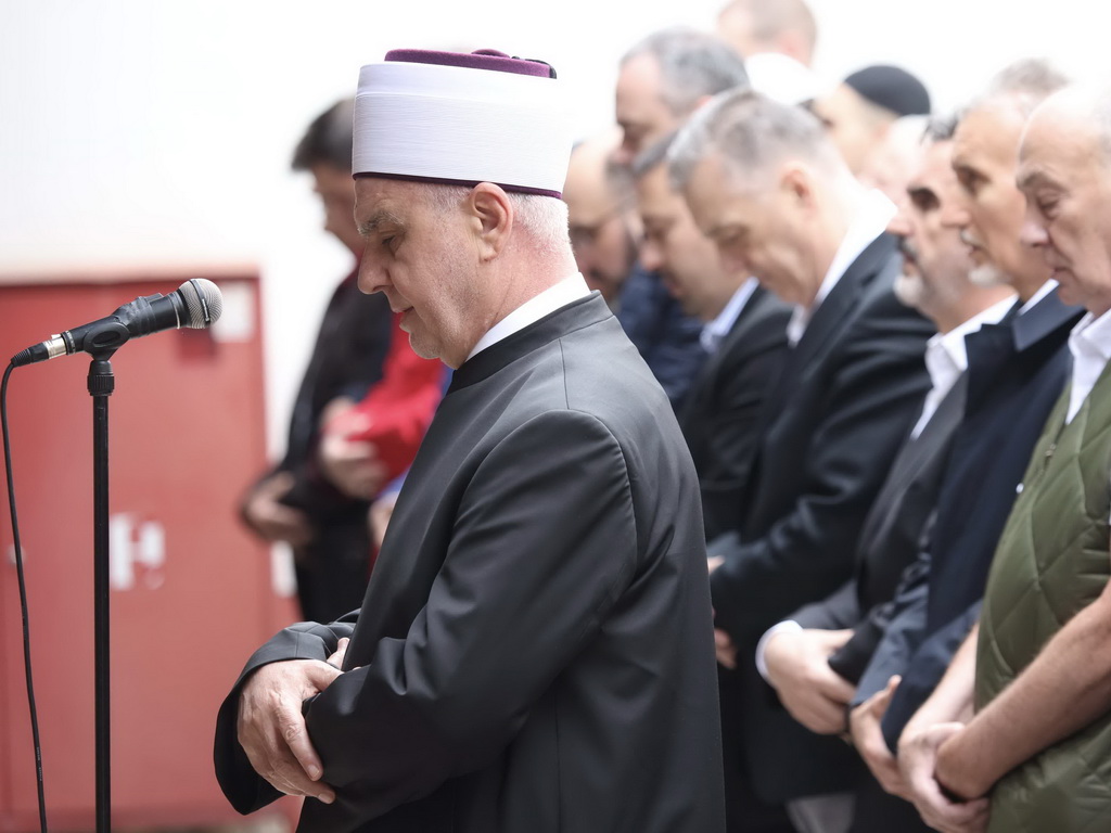 Reis Kavazović predvodio dženazu namaz prof. dr. Nedžadu Mulabegoviću