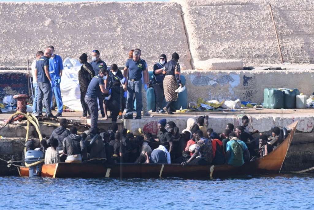 Rekord na La Mancheu: Čak 230 migranata u malom čamcu prešlo prema Britaniji