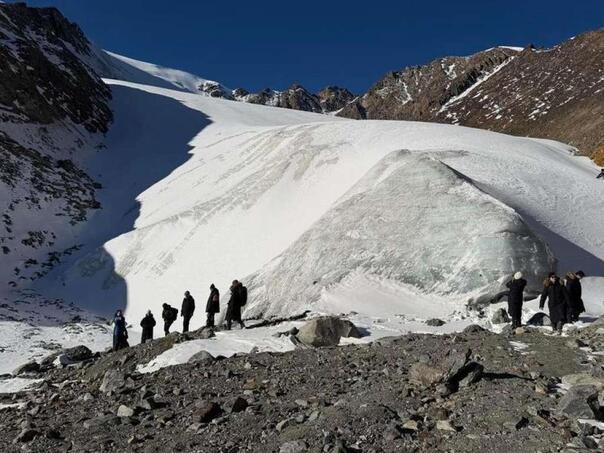 Rekordan broj planinara osvojio Mount Everest u jednom danu