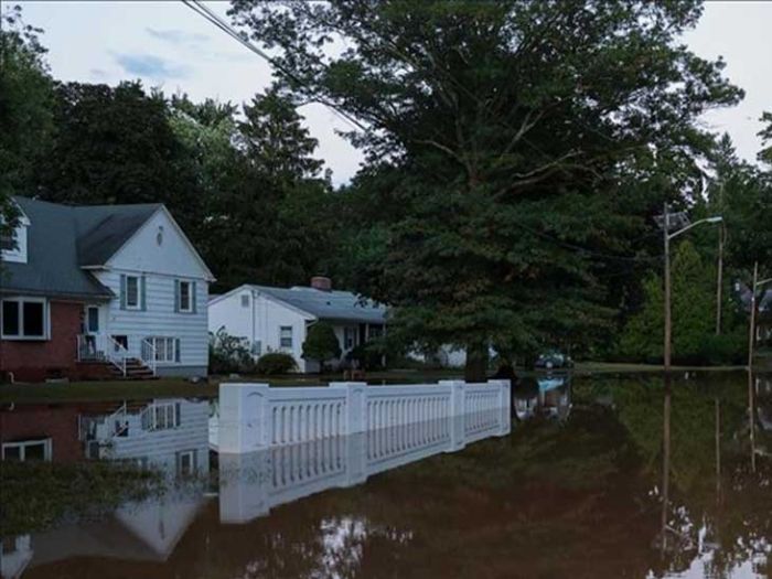 Rekordne poplave u SAD-u: Najmanje šest osoba poginulo, voda ruši sve pred sobom
