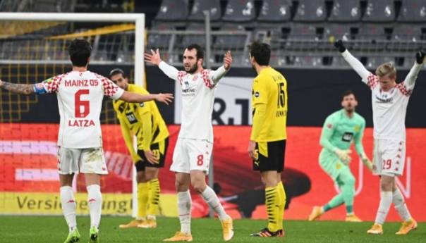 Reus promašio penal za pobjedu Dortmunda
