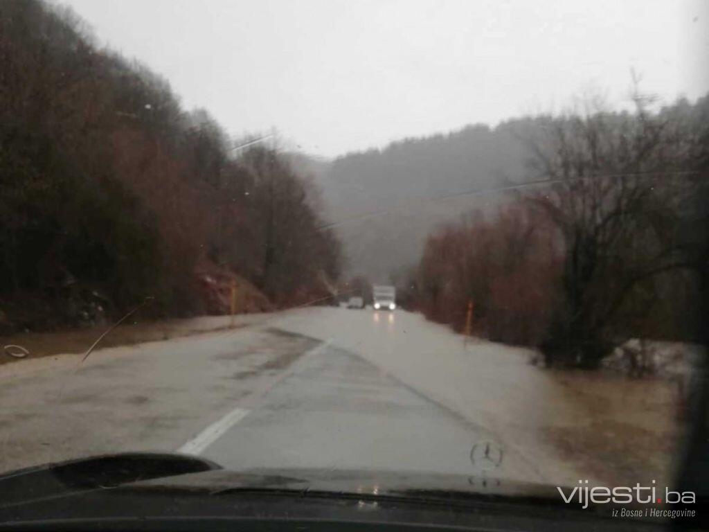 Rijeka Zalomka izlila se na put Gacko - Nevesinje