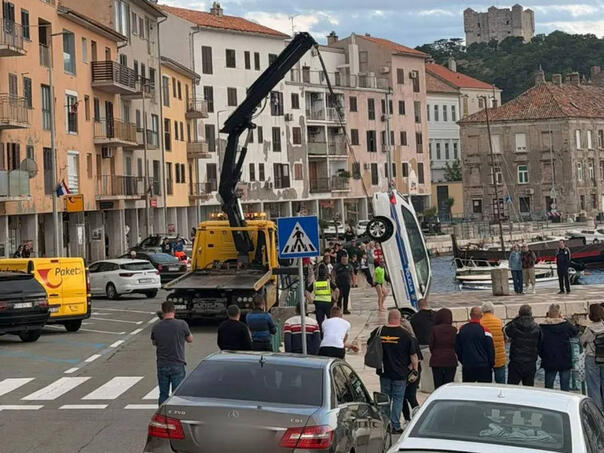 Rijetko viđene scene u Hrvatskoj: Iz mora izvlačili policijski automobil