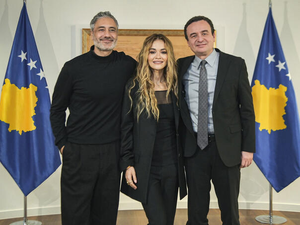 Rita Ora stigla na Kosovo i poljubila zemlju, ugostio je Kurti