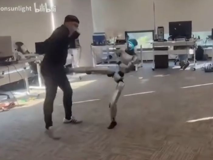 Robot tokom vježbe udario trenera u međunožje