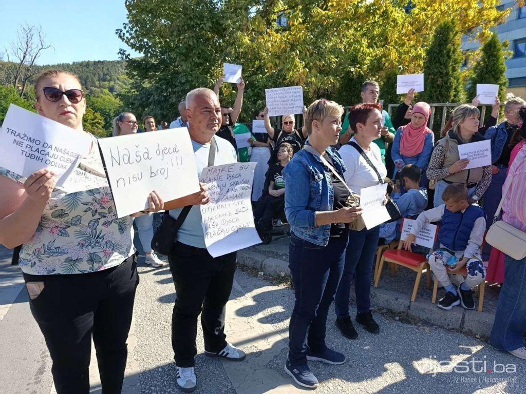 Roditelji ispred UKC Tuzla: Ko će liječiti našu djecu?