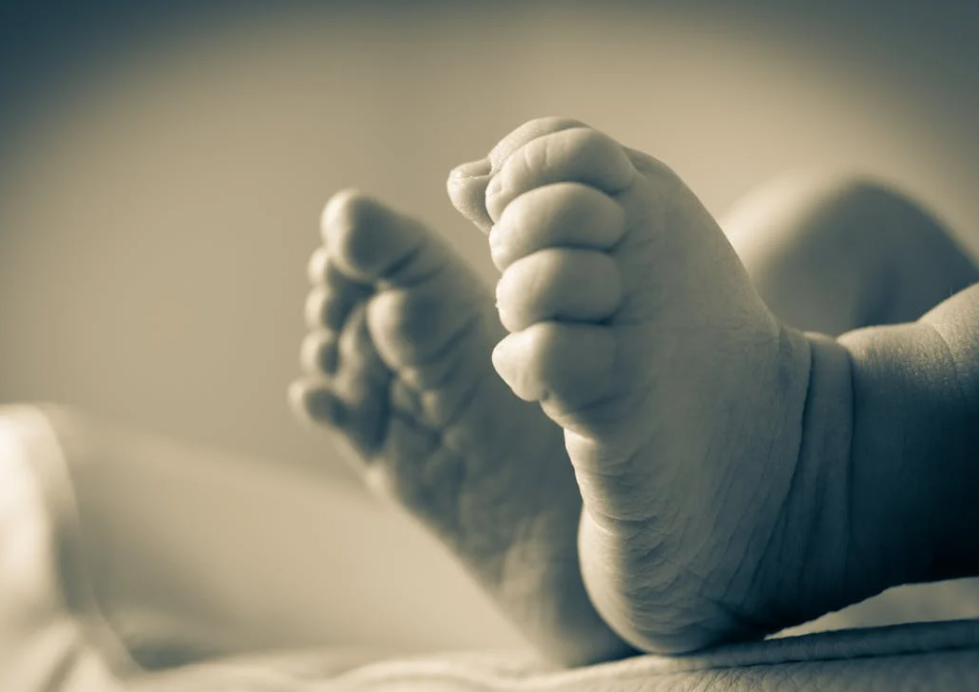 Roditelji uhapšeni, bebu ostavili na balkonu tokom noći