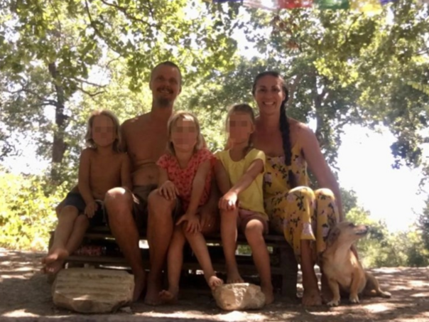 Roditelji živjeli s troje djece u kolibi u prirodi: Sud im oduzeo djecu