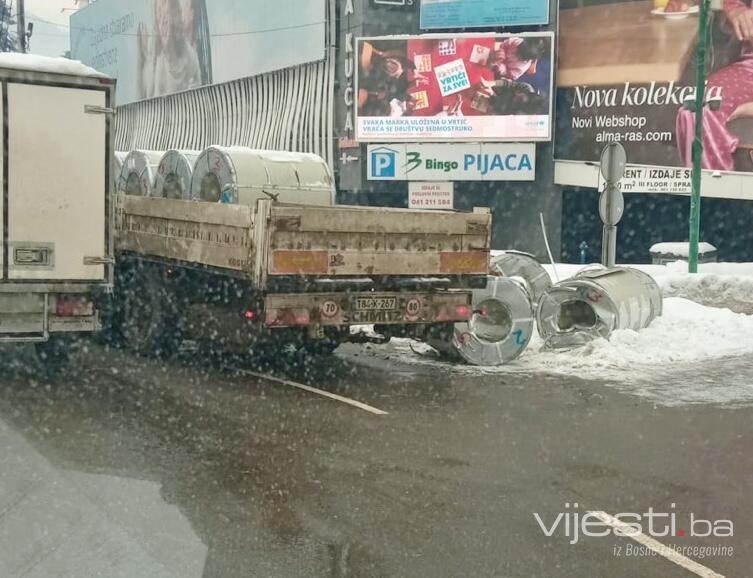 Rolne lima pale s teretnog vozila na kružnom toku na Ilidži