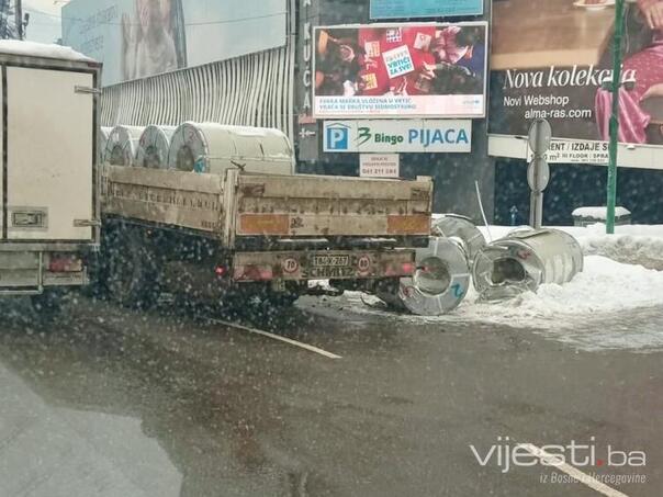 Rolne lima pale s teretnog vozila na kružnom toku na Ilidži