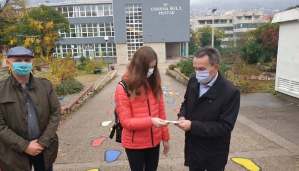 Rotary klub Mostar uručio donaciju mostarskoj plivačici Lani Pudar