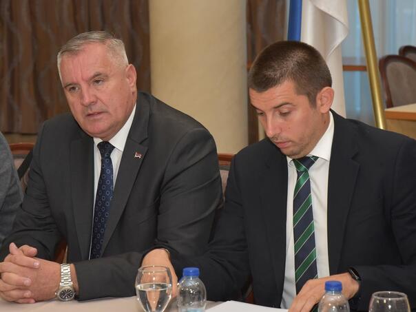 RS tjera privatnike da se odreknu zarade da bi 'kupila' socijalni mir