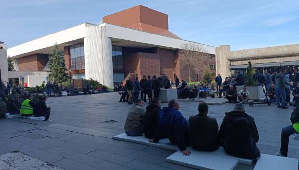 Rudari odlučili da prenoće ispred Gradske uprave Zenice