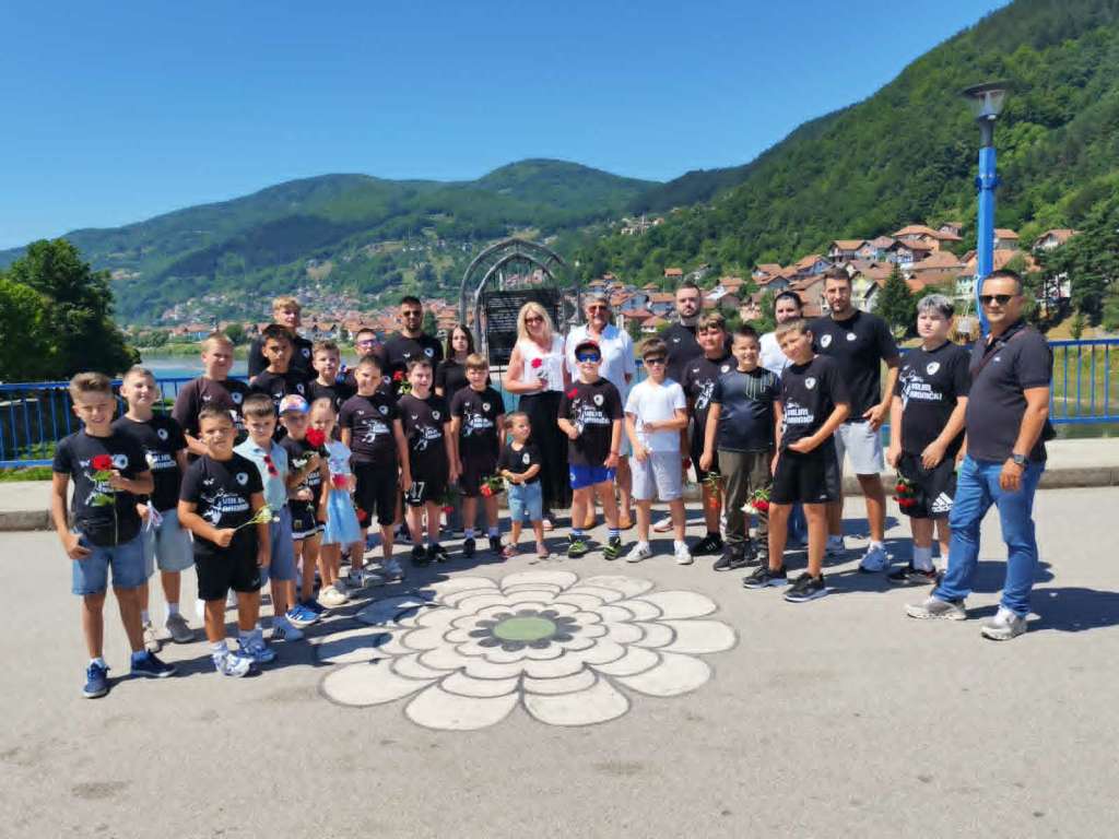 Rukometaši Radničkog iz Goražda spuštanjem ruža u Drinu odali počast žrtvama genocida