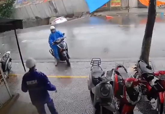 Rupa duboka dva metra "progutala" automobile u Vijetnamu