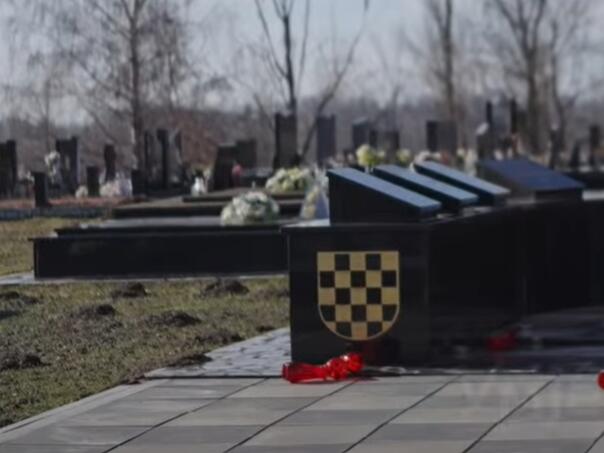 Ruše se svi spomenici na kojim hrvatski grb počinje bijelim poljem?