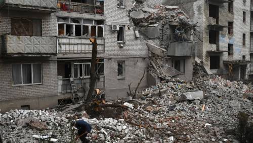 Rusi gađaju civilne objekte u Hersonu, u toku evakuacija stanovnika
