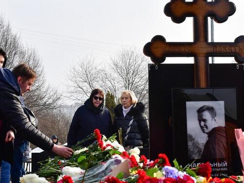 Rusi i dalje obilaze grob Alekseja Navaljnog