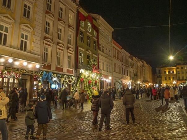 Ukrajinski grad slavi Novu godinu prkosom: Ulice pune života uprkos ratu