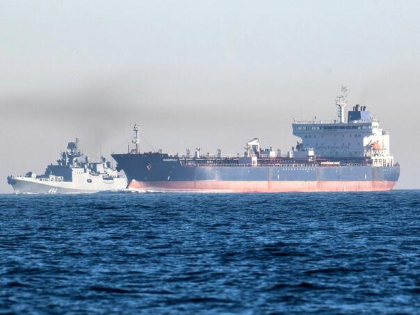 Ruski teretni brod "pun oružja" u La Mancheu: London prijeti zapljenom