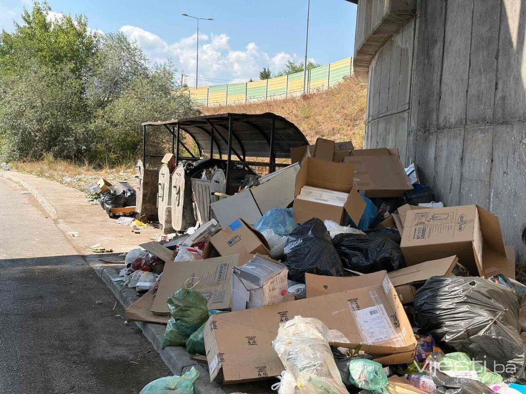 Ružna slika Sarajeva: Smeće sedmicama razbacano ispod podvožnjaka u Vlakovu