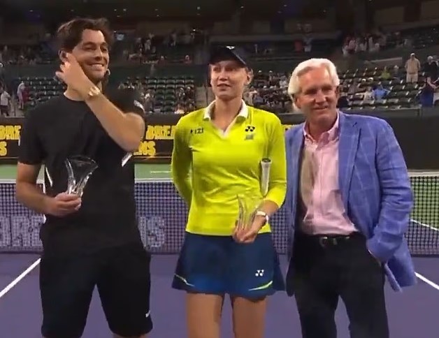 Rybakina uklonila ruku muškarca od sebe tokom dodjele trofeja