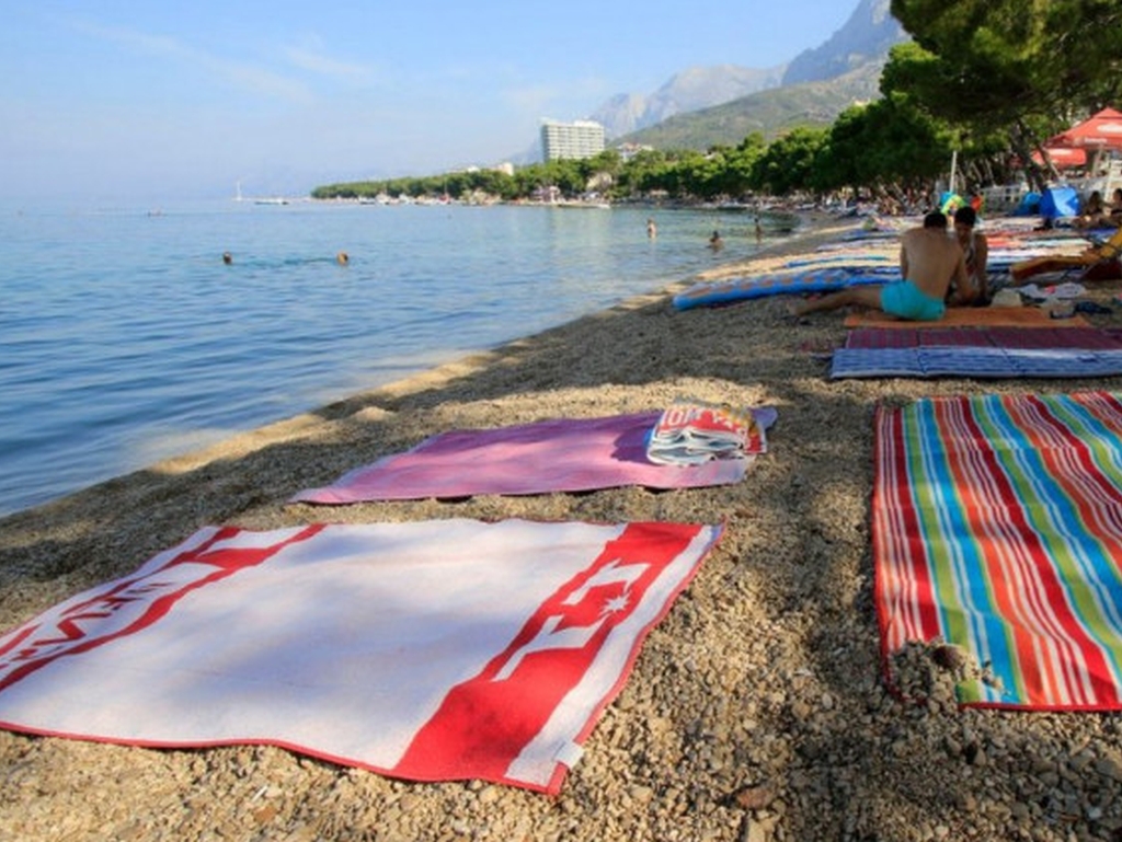 Sa plaže zaplijenili sve peškire koji su služili za 'rezervaciju' mjesta