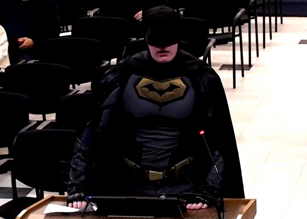 SAD: "Batman" upao na sjednicu i iskritikovao vijećnike zbog ICE-a