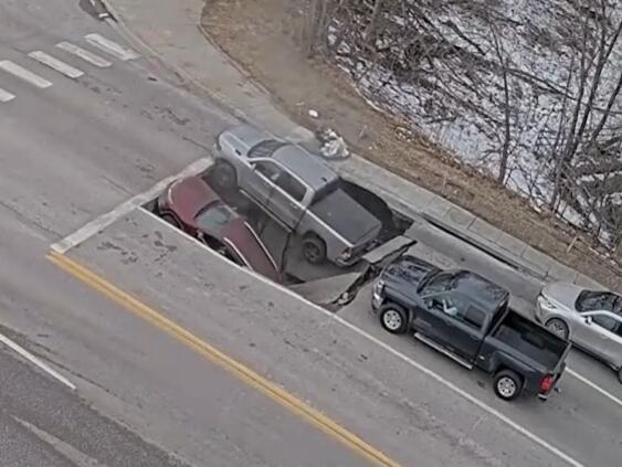 Vozači u panici: Ogromna rupa progutala dva vozila u sekundi