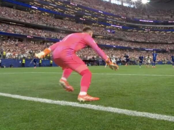Sada je sve jasnije: Livaković napustio gol liniju prije vremena