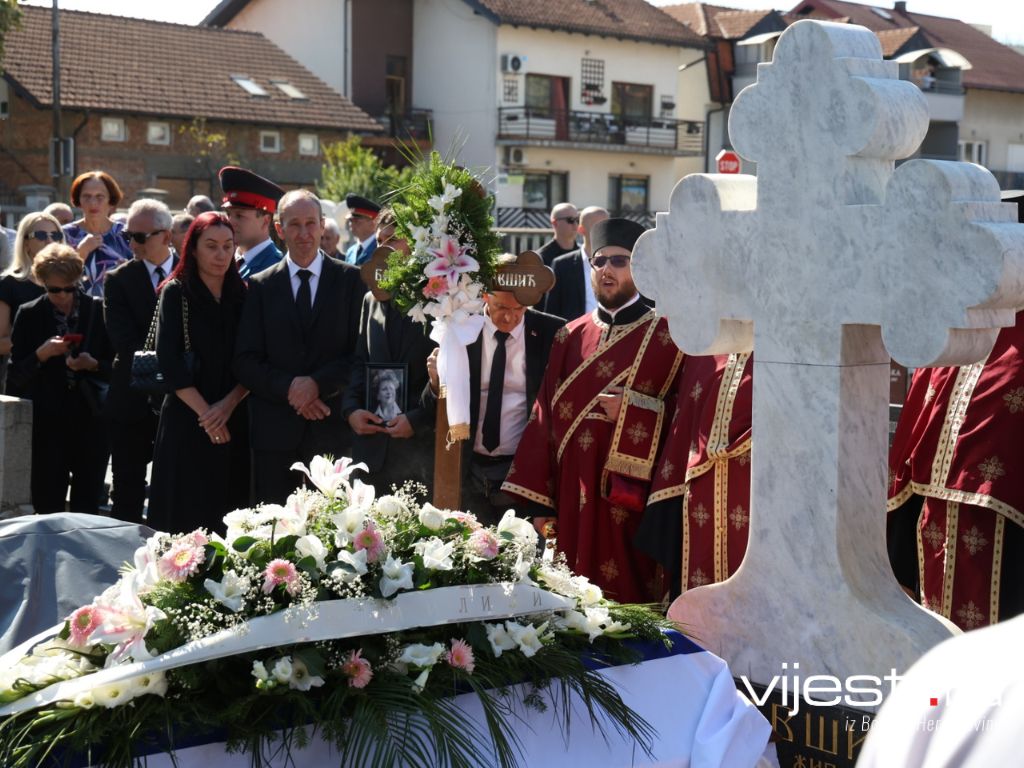 Sahranjena Biljana Plavšić: Uz ratnu zločinku počasni vod MUP-a RS