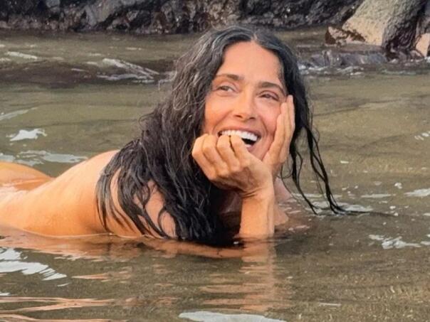 Salma Hayek 60. rođendan proslavila u moru bez odjeće
