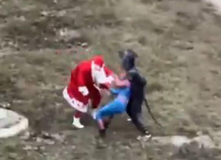 Samo u Rusiji: Potukli se Djed Mraz i Spider-Man, uključio se i miš