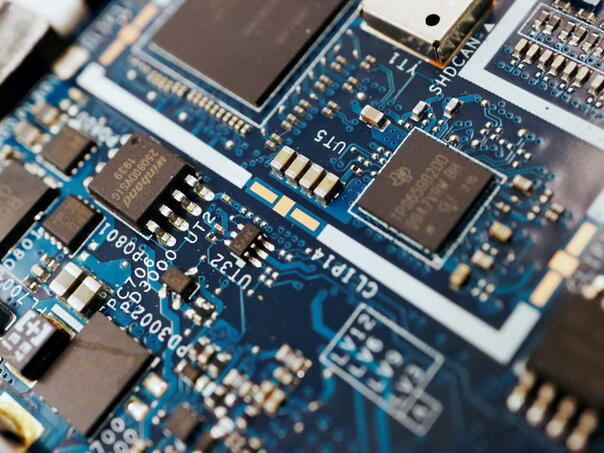 Samsung započeo masovnu proizvodnju nove generacije AI memorijskih čipova