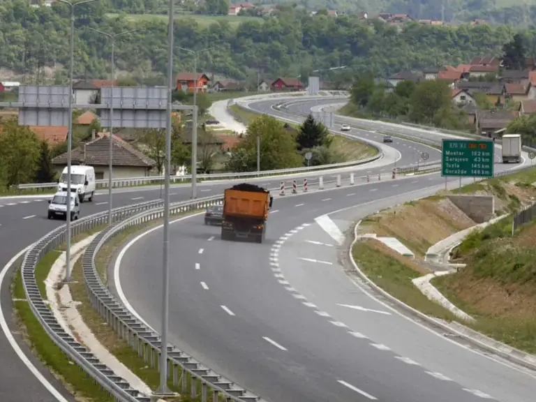 Saobraća se bez većih zastoja, gužve se očekuju tokom dana