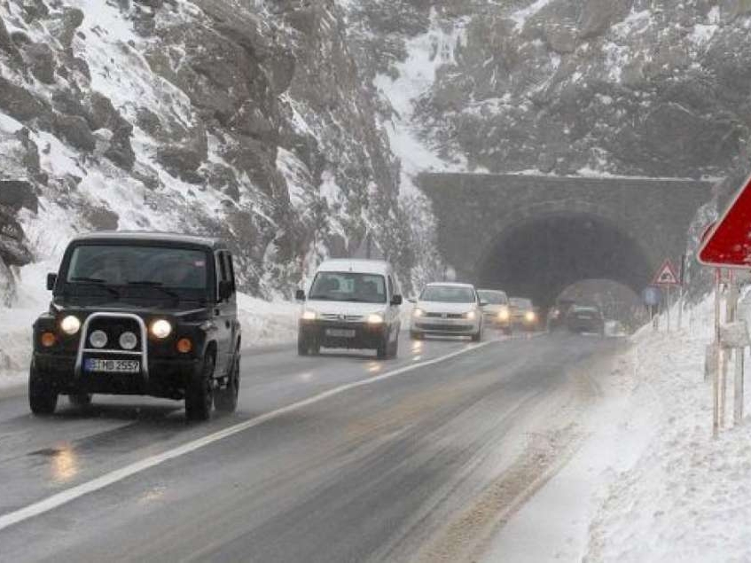 Saobraća se po vlažnom kolovozu, u pojedinim područjima snijeg