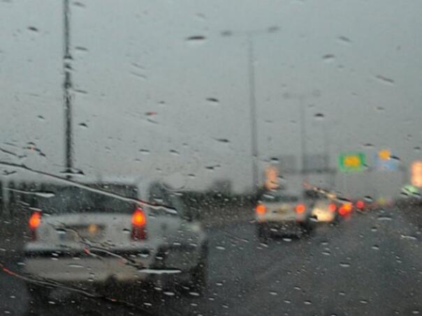 Saobraća se po vlažnom kolovozu, u višim predjelima snijeg