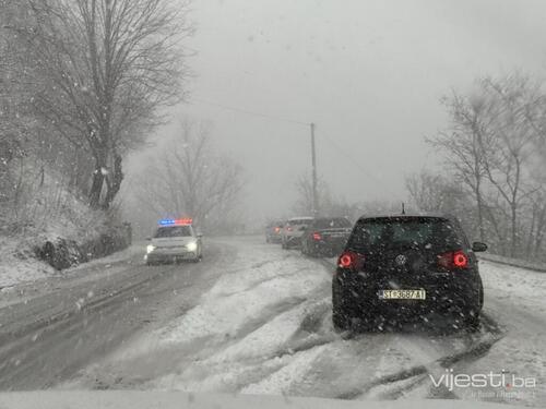 Saobraćaj na putevima u BiH otežan zbog nepovoljnih zimskih uslova