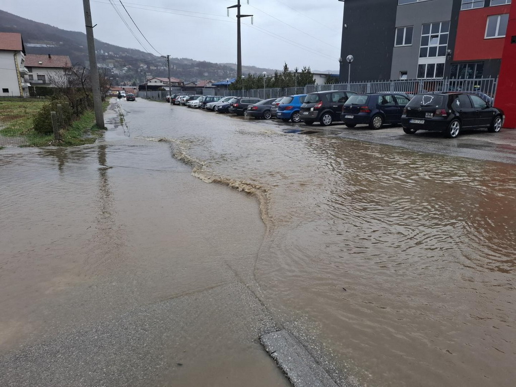 Saobraćaj obustavljen na nekoliko puteva u BiH zbog obilnih padavina