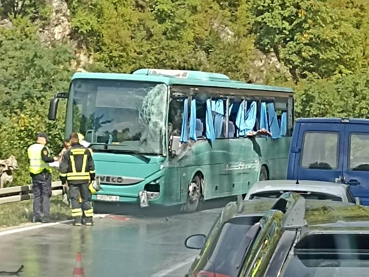 Saobraćaj obustavljen na putu MP Tuzla-Srebrenik zbog nezgode