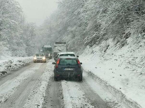 Saobraćaj otežan i usporen u višim predjelima zbog snijega